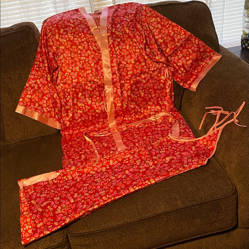 Brand New/Never Worn, Ladies Size Medium Lounge/Sleepwear Set.  100% Polyester.